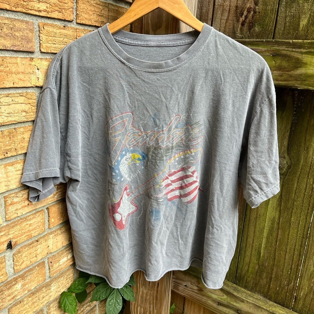 Fender Vintage Gray T-Shirt with Graphic Design